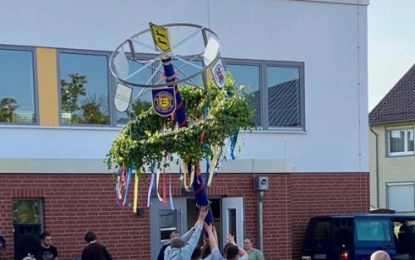 Maibaum mit Liveband